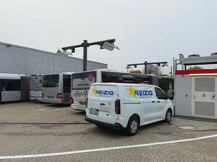 Servicefahrzeug von REIZIG Elektrotechnik auf einem Busbetriebshof mit Ladepunkten