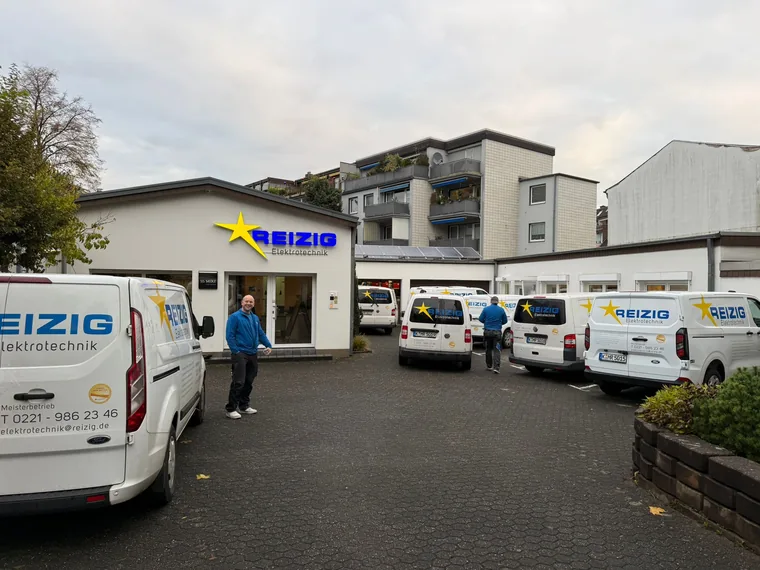 Servicefahrzeuge von REIZIG auf dem Hof vor dem Büro- und Lagergebäude in Köln
